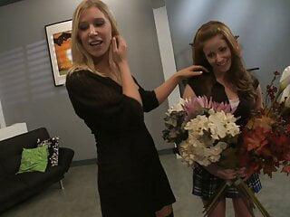 Rotschopf Schlampe reitet Schwanz während sie zusieht