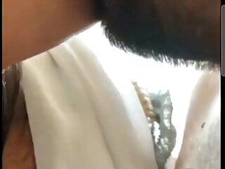Geile Inderin wird vor den Augen ihres Mannes gefickt