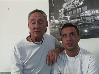 Blondes tittenwunder wird von einem älteren Kerl gefickt