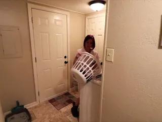 Stiefmutter erwischt Stiefsohn in Strumpfhose und bringt ihn zum Abspritzen