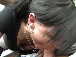 Junges Paar treibt im Auto geile liebesspiele