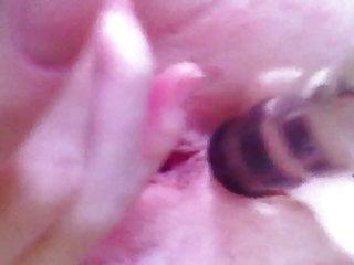 Amateurin steckt sich den Dildo in den Arsch