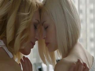 Die Zeit alleine ist vorrüber - Eine schöne Blondine und eine kurzhaarige