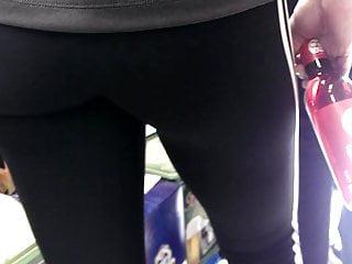 Dünne blonde Milf rubbelt sich die Muschi