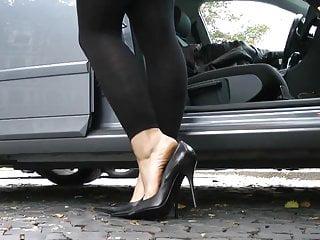 Versaute Leder in Heels lässt die Hüllen fallen