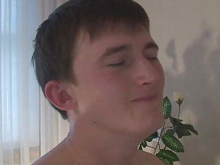 Blonde Teenagerin mit kleinen Titten schluckt gute Ladung Sperma