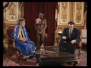 Die kleine Sau wird gefistet und den Arsch gefistet