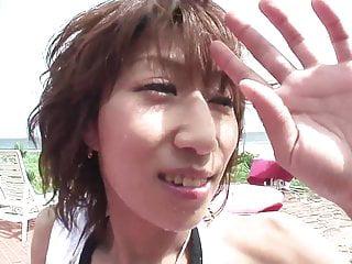 Brünette bläst am Strand - Blowjob