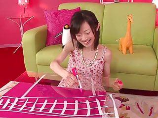 Asiatische Schönheit bekommt es in die enge Möse