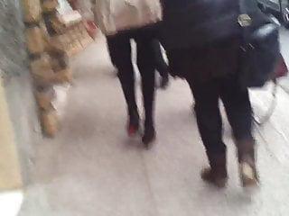 In Strümpfen und High Heels ging die Post ab