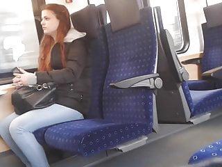 Sie sieht eine echte und steht drauf