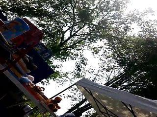 Sexy teenmodel macht es sich vor der Kamera