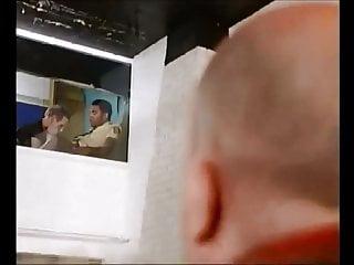 Kurzhaarige Blondine zeigt was sie drauf hat