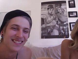 Dünnes Mädchen fickt ihren Freund vor der Webcam