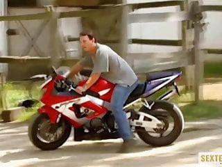 Oma ist geil und fickt wie eine hündin