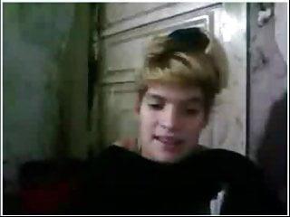 Schlanke Brünette reitet auf einem dicken Schwanz