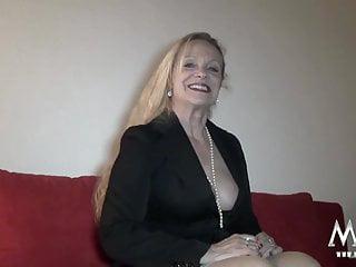 Ein heisser Teenager macht die Beine breit