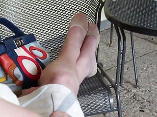 Oma mit High Heels in der Küche