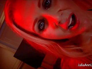 Milf Julia Ann beim rauchen gefickt