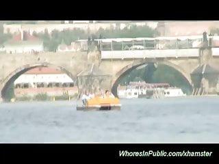 Junges Paar fickt in der Öffentlichkeit