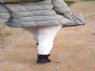 Sexy Frau zeigt sich in der Öffentlichkeit