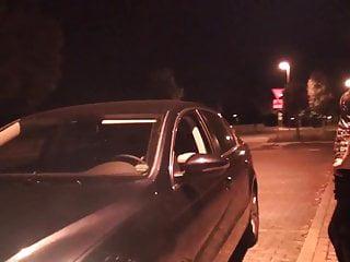 Teen lässt sich auf dem Parkplatz ficken