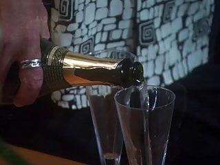 Monica Mayhem melkt sich in ihre Kehle mit Milch voll