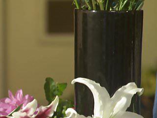 Vollbusige Teenagerin wird auf dem Tisch gefickt