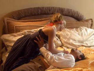 Brooke wird hart auf dem Bett gefickt