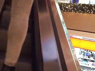 Eine Milf wird von einem harten Schwanz gefickt