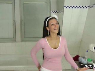 Die Schwester wird von Bruder erwischt und durchgefickt