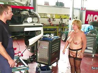 Der Handwerker fickt die Mutter in der Werkstatt durch