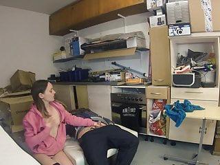 Zwei Mädels amüsieren sich mit einem Typen