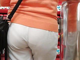 Mutti wird in der Küche in den Arsch gefickt