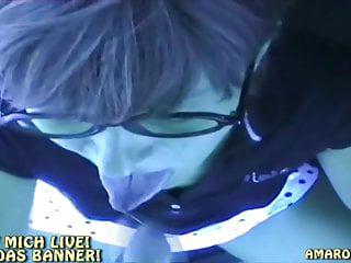 Reife Schlampe bläst einen Typen im Solarium