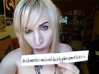 Süsse Blondine besorgt es sich in der Küche