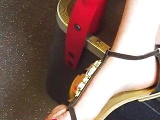 Heisse Teen füsse in den Mund gespritzt