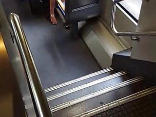 Heisses Girl mit sexy füssen macht die Beine breit