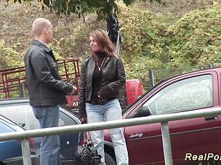 Deutsche Milf wird im Freien hart gefickt