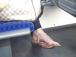 Sexy blondes Teen macht es sich im Zug