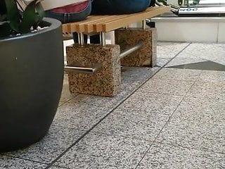 Girl zeigt ihren pinken schlüpfer vor der Kamera