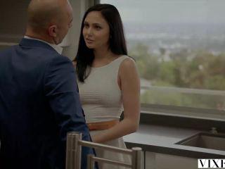 Vixen Ariana Marie wird von ihrem Vermieter in den Arsch gefickt