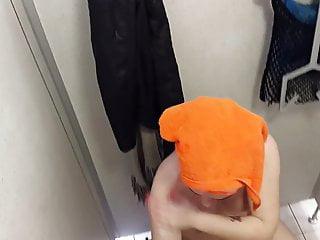 Versteckte Kamera im Pool filmt nackte Amateurin am Pool