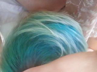 Girl bläst den Schwanz in der Öffentlichkeit