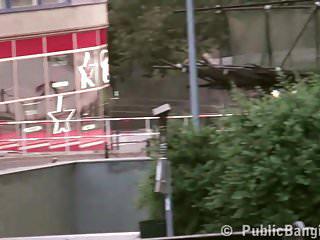 Teen wird in der Öffentlichkeit gefickt