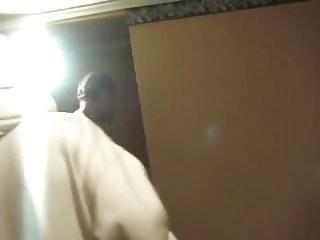 Obdachlose Schlampe wird von zwei Kerlen gefickt