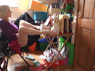 Reife Frau wird beim duschen gefilmt