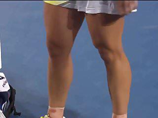 Angelique macht es sich selbst in der Küche