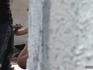 Extremer Gruppensex mit Analverkehr für das Teen in der Öffentlichkeit - Teen Gangbang