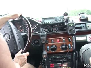 Mutti macht die Beine breit und fickt